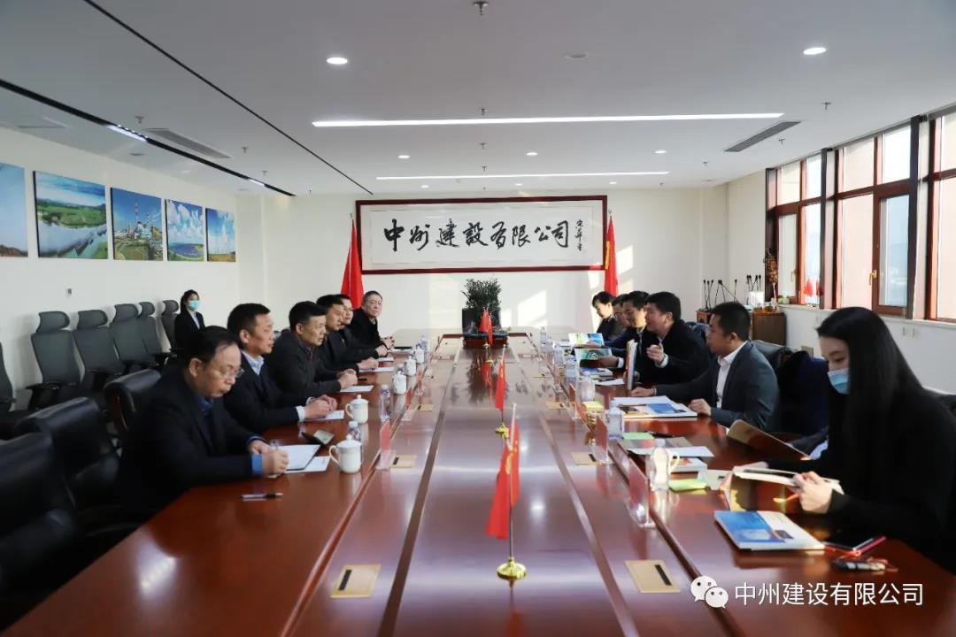 大唐河南清潔能源有限責(zé)任公司總經(jīng)理王永民、金風(fēng)科技集團(tuán)國(guó)內(nèi)營(yíng)銷中心副總經(jīng)理韓明剛一行到我司參觀考察